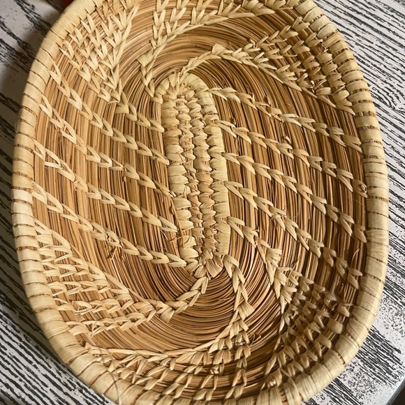 Hand woven Native American basket - Picture 4 of 6